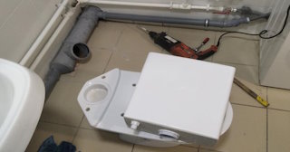 Установка напольного унитаза в Ставрополе: монтаж под ключ от СантехДомСтв от 5158 рублей.